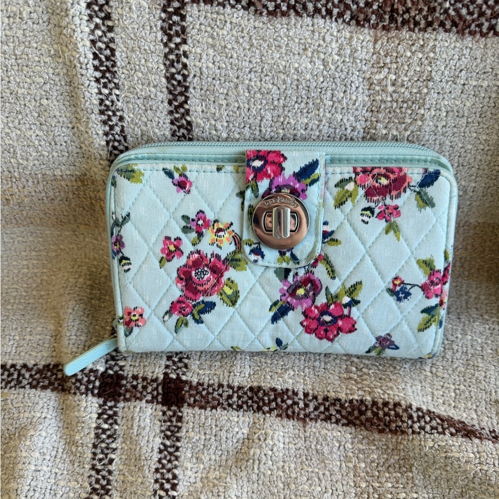 VERA BRADLEY TURNLOCK WALLET - WATER BOUQUET PATTERN